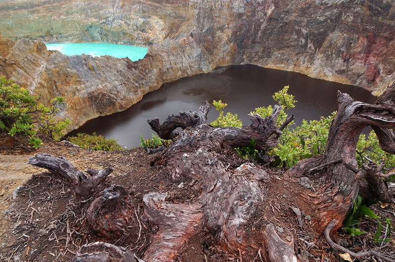 Illustration for article titled Absolutely Stunning Examples Of Lakes And Rivers With Unearthly Colors